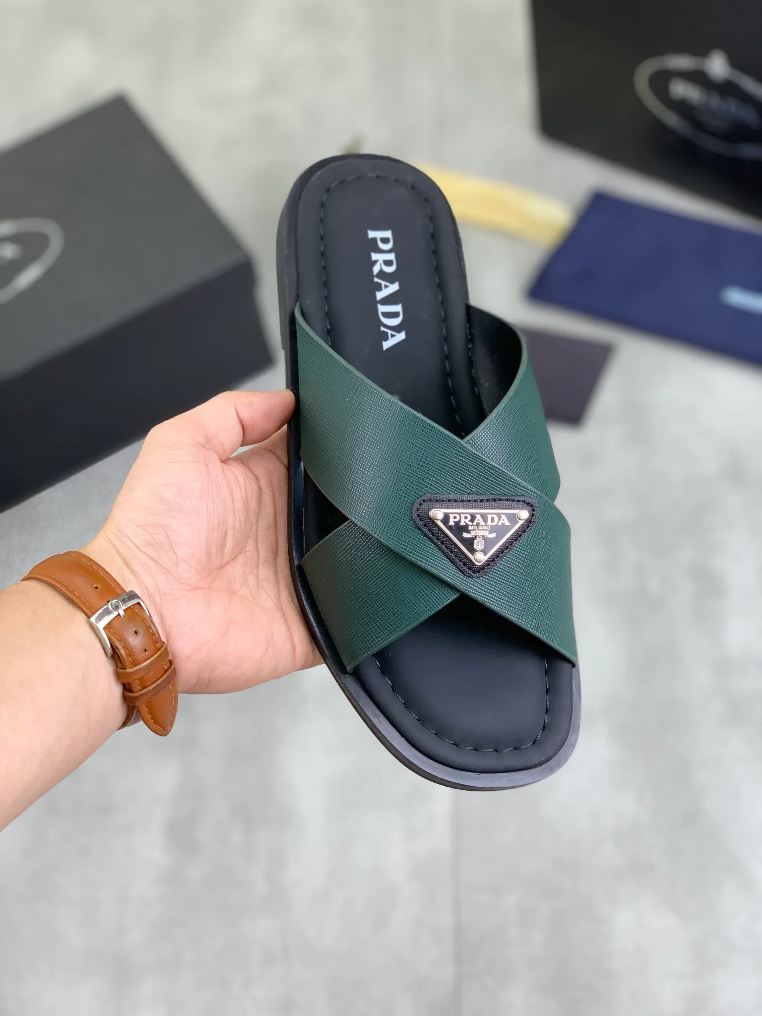 Men's shoes 💰P300💰【New style】🎁🎁🎁 PRADA Prada's new casual slippers, original official website 1:1, perfect workmanship, transmitting a kind of noble luxury, sublimating its definition of luxury in Prada's high-end extraordinary craftsmanship. Original combination outsole, code number: 38-44 (45 customized) 4️⃣colors🉑️ to choose from